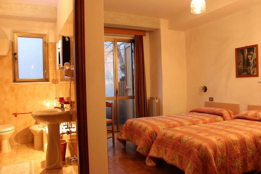Albergo Ristorante Montecucco Da Tobia Sigillo Kamer foto